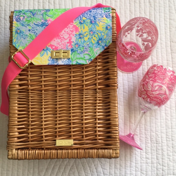 Lilly Pulitzer Handbags - HP🌸Lilly Pulitzer Wicker Wine Basket Set Bag NWOT